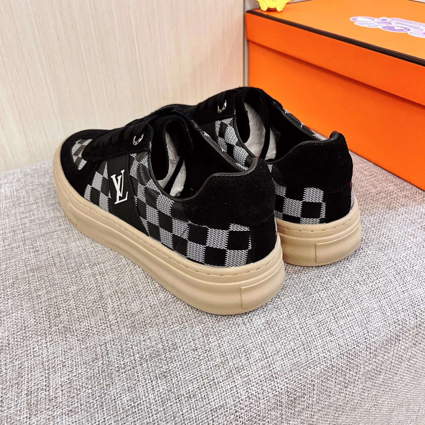 🚘🚘Factory batch 400💰[LV]🔥Louis Vuitton, high-end men's shoes brand, official website 1:1 latest masterpiece: the upper is made of first-layer cowhide imported from Italy with a comfortable and breathable lining➕original non-slip and wear-resistant outsole🔥, making walking more convenient and comfortable! An exclusive new model, a stunning work, a beautiful 1:1 replica [color] compared to the official quality! Create a fashionable personality to set off your uniqueness! A must-have for trendy men! Classic🔥Size: 38-44 Color: 🔥 2⃣️colors available🔥